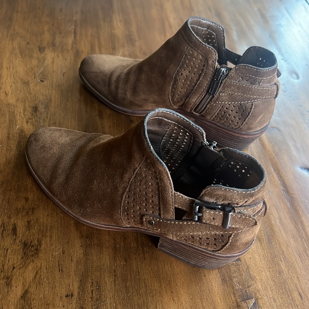 Vince Camuto Pamma Brown Suede Leather Ankle Bootie Size 9
